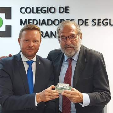 Alejandro Izuzquiza, galardonado con el Premio Especial del Colegio de Mediadores de Granada por su labor en el CCS y su compromiso con la mediación