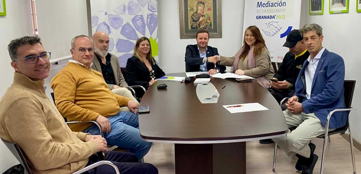 El Colegio de Mediadores de Seguros de Granada y la Compañía Cristalbox, firman un nuevo convenio para seguir colaborando un año más